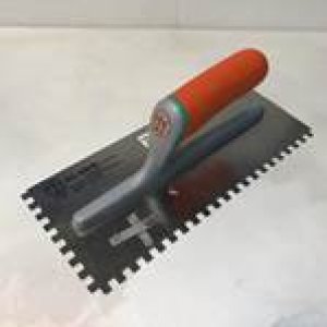 Кельма из нержавеющей стали с прорезиненной ручкой трапецевидная с зубчатой кромкой по левой стороне   280x120мм 