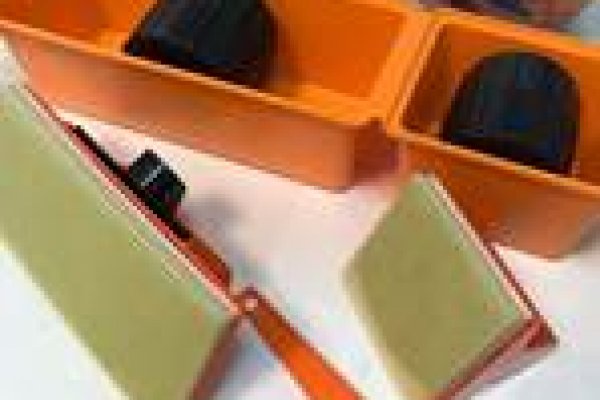 Кельма из нержавеющей стали трапецевидная с закругленными углами с прорезиненной ручкой